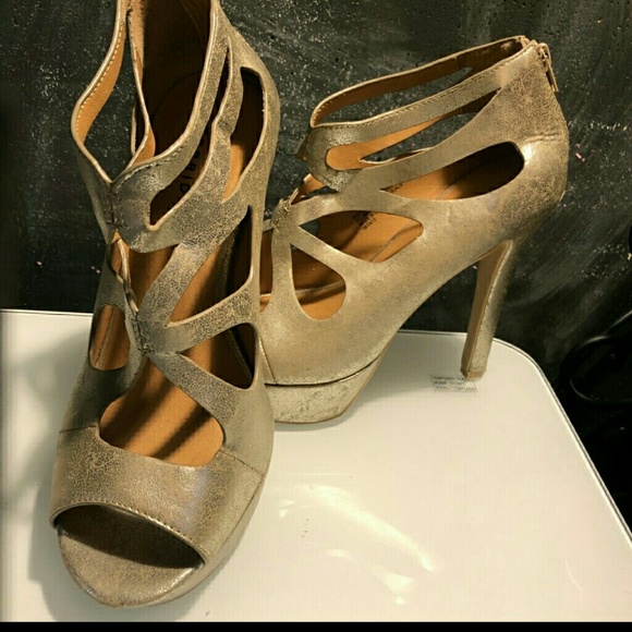 torrid Shoes - Torrid Gold Pumps Size 9W